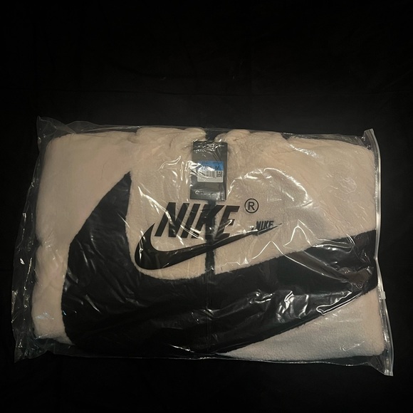 Nike Big Swoosh Irreversible Jacket - Picture 5 of 5